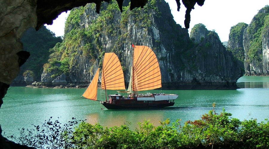 Ha-Long-Bay-Vietnam-1